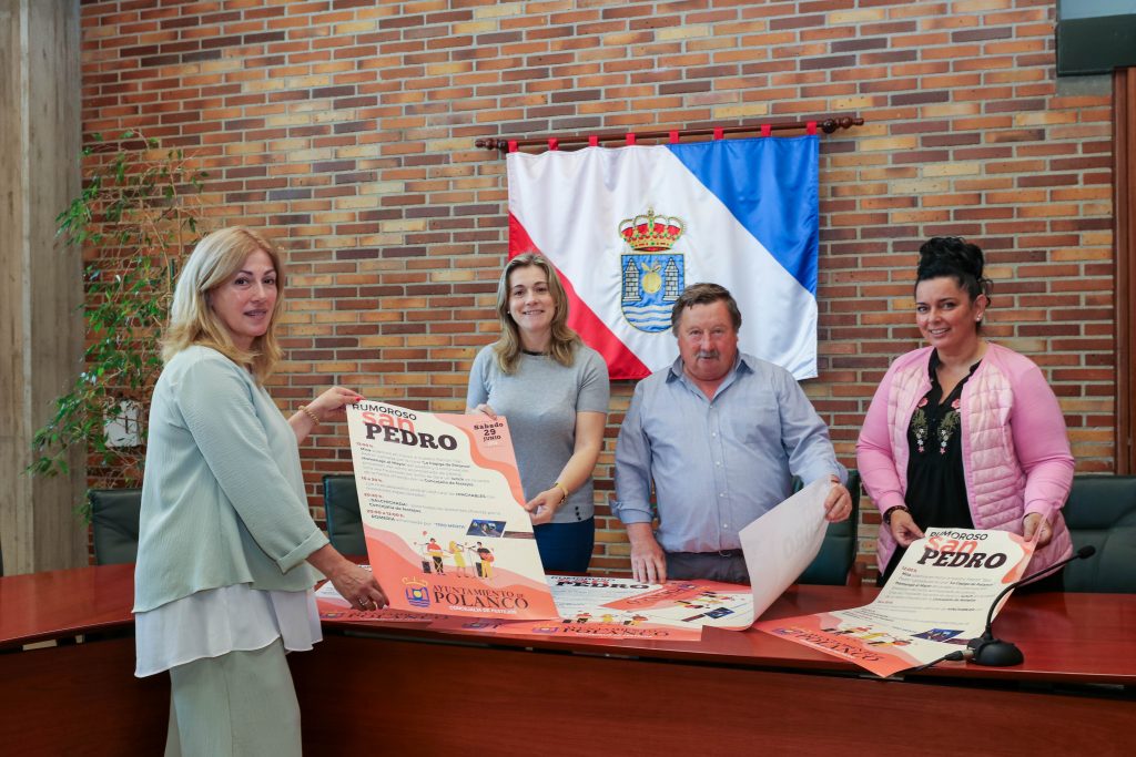 La alcaldesa de Polanco, Rosa Díaz, y los concejales Fernando Sañudo, Isabel Herrera y María José Álvarez muestran el cartel anunciador de las fiestas de Rumoroso