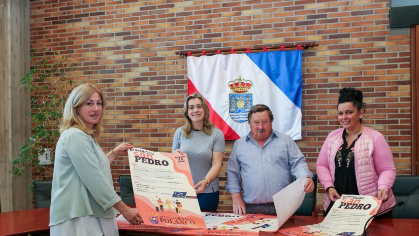 La alcaldesa de Polanco, Rosa Díaz, y los concejales Fernando Sañudo, Isabel Herrera y María José Álvarez muestran el cartel anunciador de las fiestas de Rumoroso