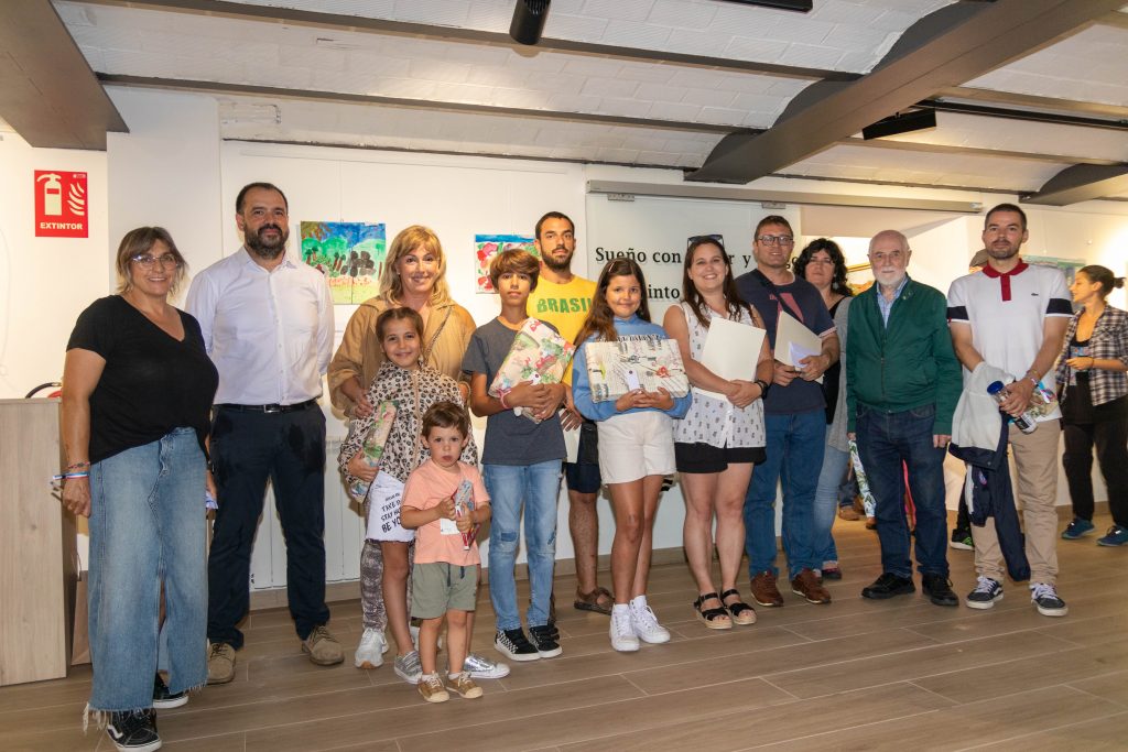 Jurado y concejales junto a los ganadores de la edición del pasado año del concurso de pintura al aire libre de Polanco