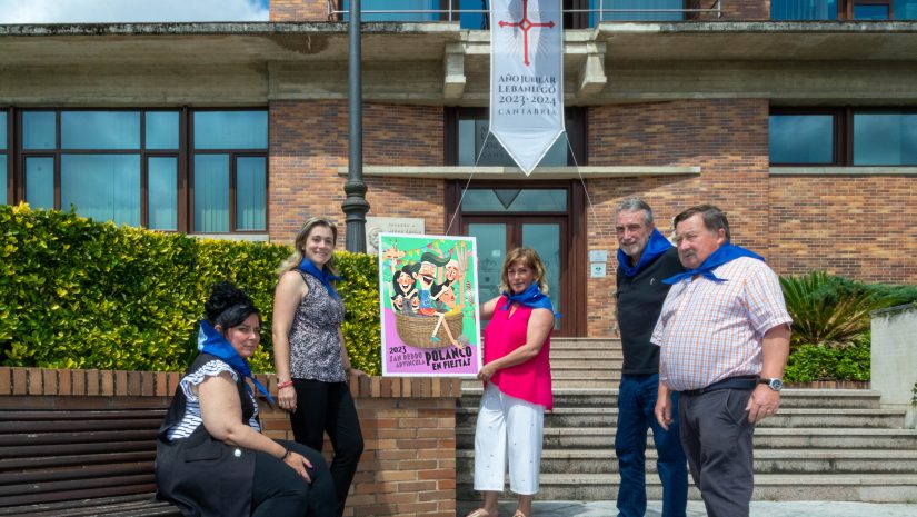 La alcaldesa y varios concejales muestran el cartel ganador en 2023, obra del diseñador gráfico valenciano Sergio Iborra Colomer